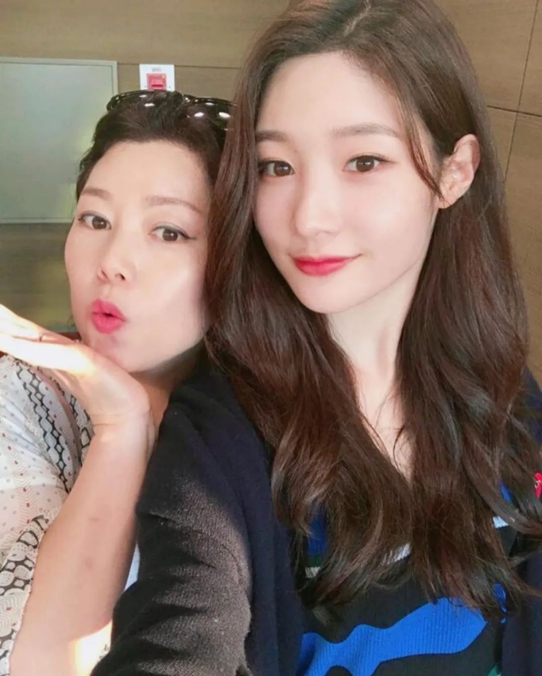 全智贤,jennie妈妈照片曝光吓倒网友:和女儿是双胞胎我都信.