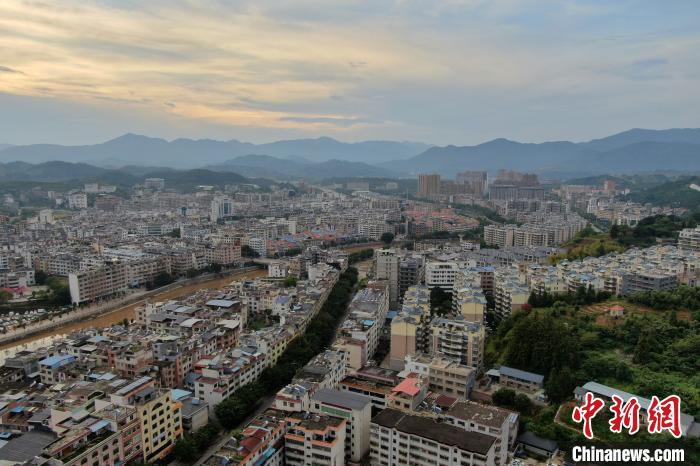 航拍江西省赣州市寻乌县城. 刘力鑫 摄