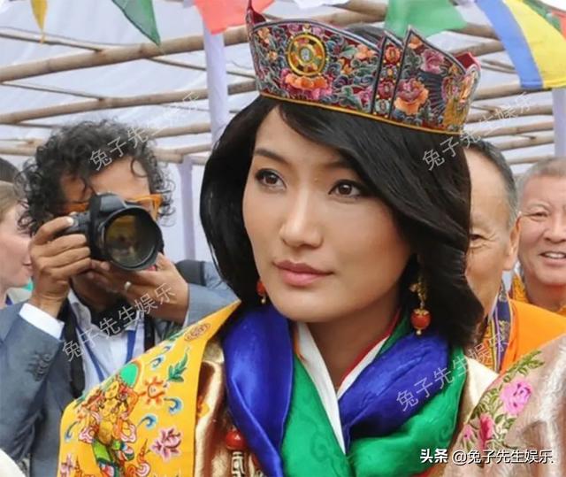 不丹国王太狠心,舍弃恋爱5年的高中同学,听从父命娶佩玛当王后