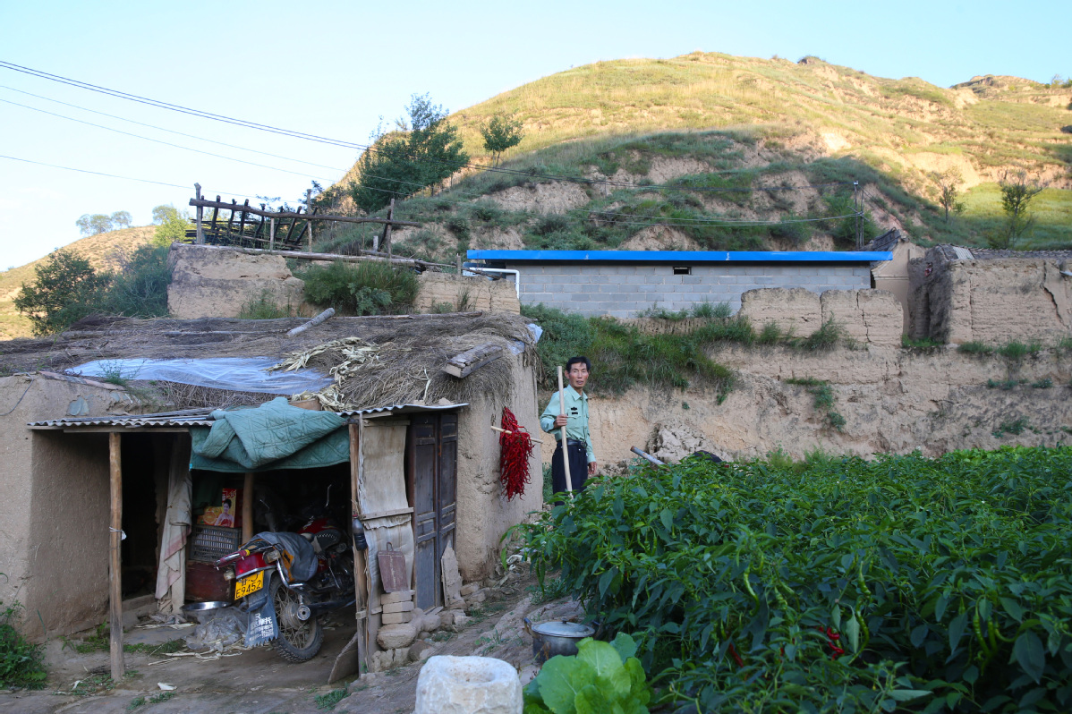 9月4日,甘肃省通渭县李家店乡李店村下湾社,村支书姚高智在山上的一户