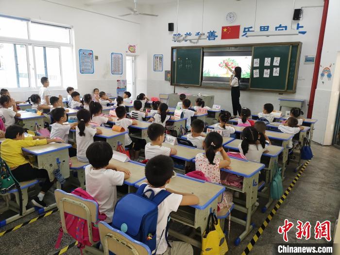 长沙县松雅湖第二小学的学生正在上课. 唐小晴 摄