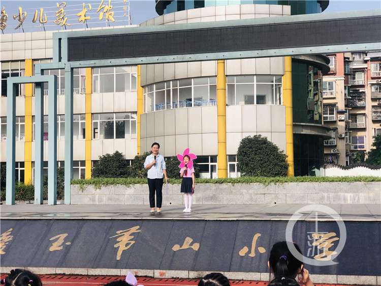 正文    新学期,重庆市江北区玉带山小学的家长们将走进校园,给孩子们