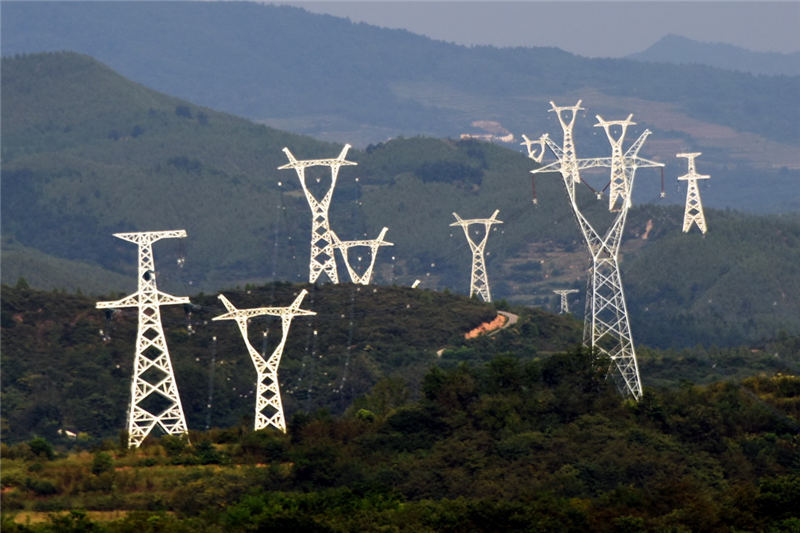 高空作业的电力工人|铁塔|十堰市|郧阳_新浪新闻