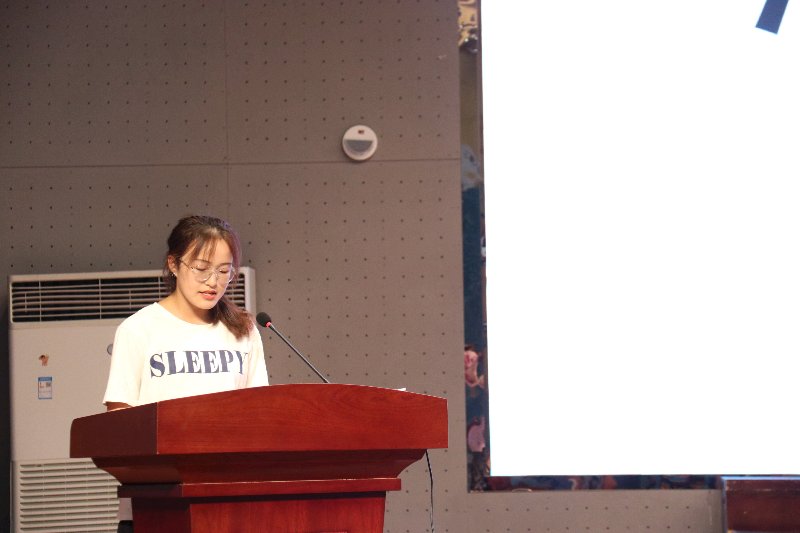 9月5日,在成武二中举行的阳光学子报告会上,2016年阳光学子张茹的到来