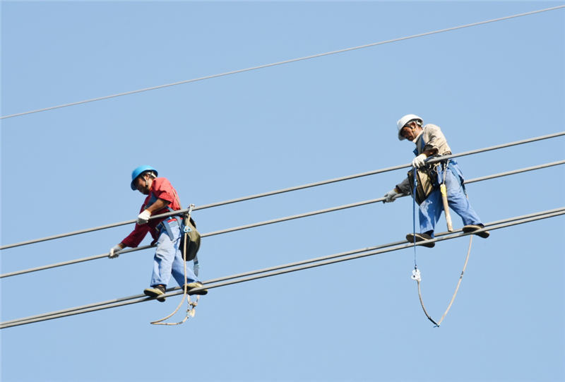 高空作业的电力工人