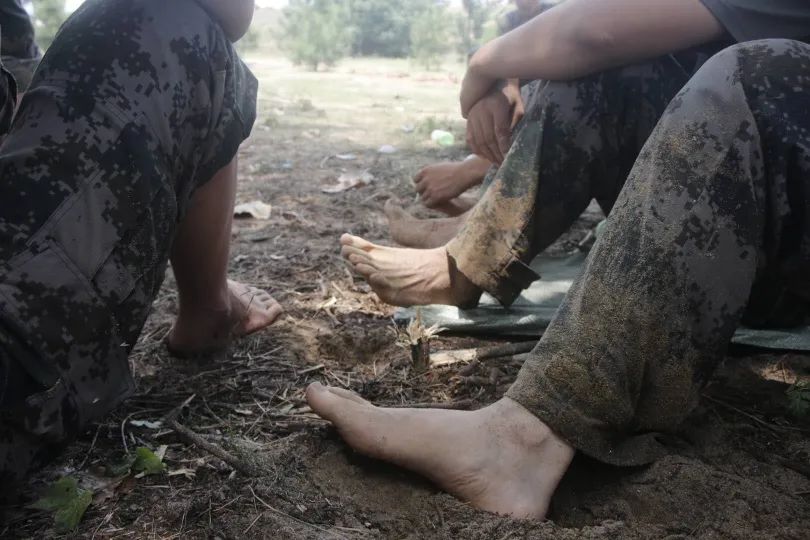 袜子破的太快了新兵连的时候可别忘了到部队后多买几包军袜备用换洗的