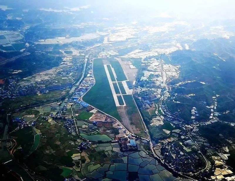 绿茵茵的机场草坪上,屹立着的陈纳德将军铜像,双眼凝视着这和平与发展