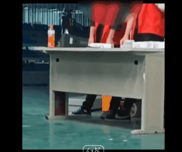 工厂发员工证扔地上惹众怒 两天内2900人离职？真相来了