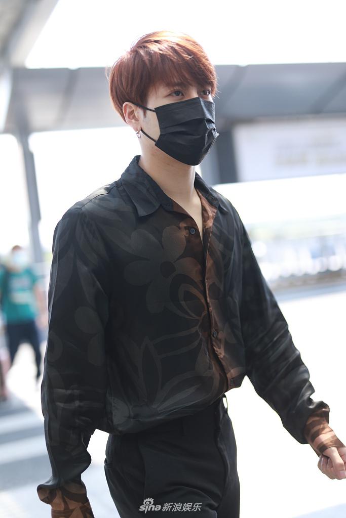 王嘉尔穿印花衬衫搭长裤造型清爽 大长腿抢镜身材优越