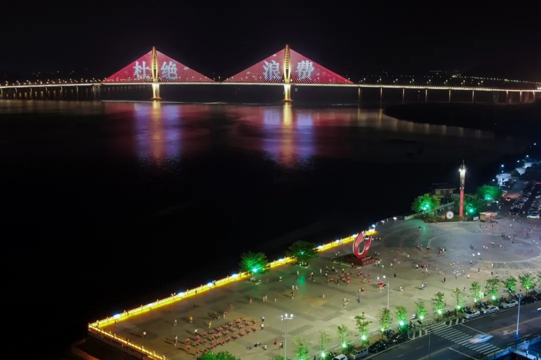 前段时间高要区明珠广场公园正式开园,   该公园也升级了照明设施