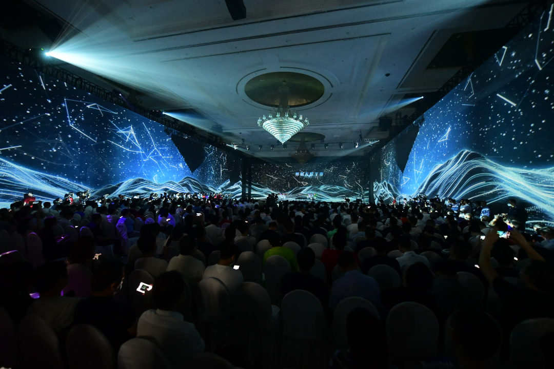 "叠影投息"技术亮相互联网岳麓峰会开幕式,营造未来科技感