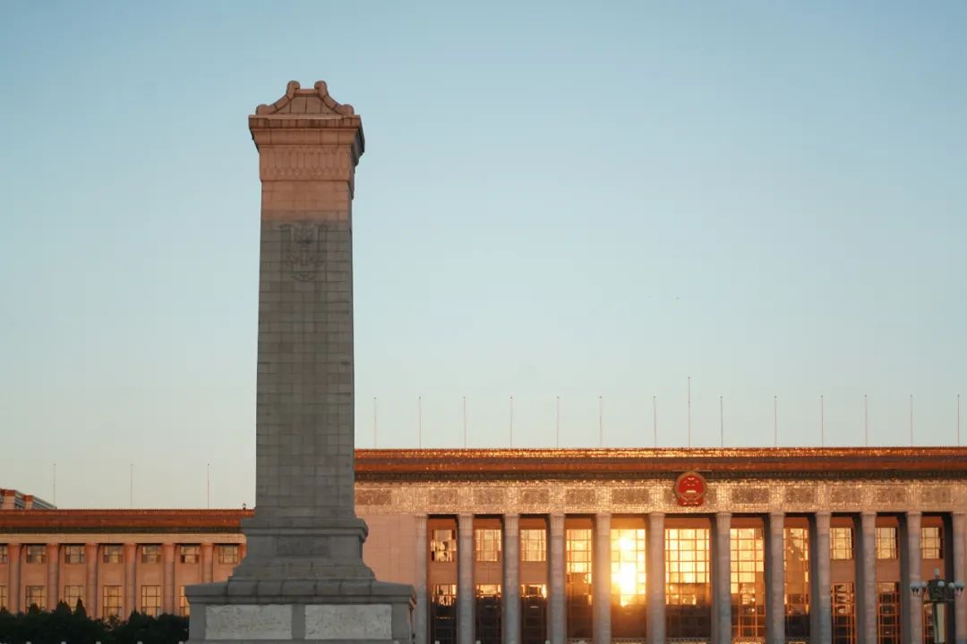 晨光中的人民大会堂和人民英雄纪念碑。新华社记者 鞠焕宗 摄