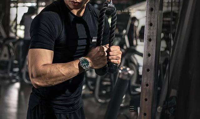 健身男人吸睛搭配鲨鱼线运动表