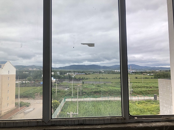 米家小区某房间窗户外