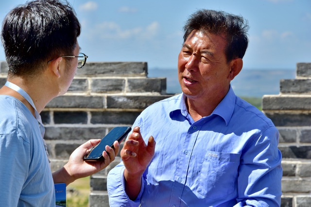 9月7日，镇边堡村党支部书记渠启在接受记者采访。摄影/章轲