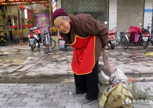 故事认识小区捡垃圾的大妈以后我后悔将废品都送给小区门卫大爷了