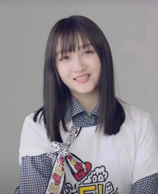 关晓彤挑战齐刘海造型五官缺点被放大显胖又显老