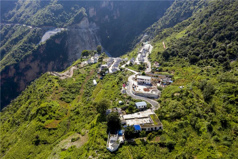 航拍丨发现阿布洛哈通村"云端公路"