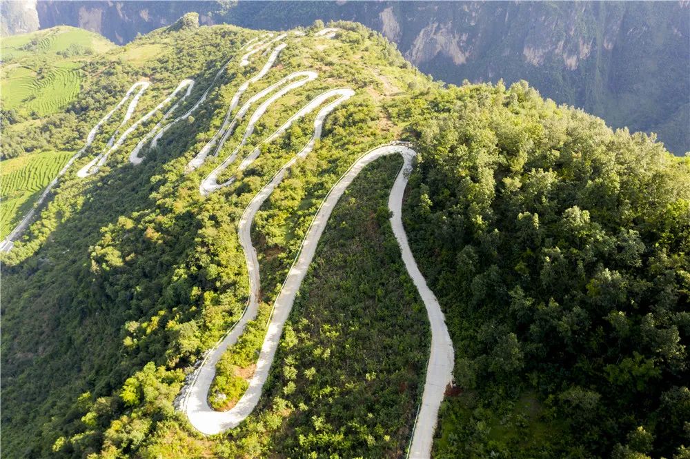 航拍丨发现阿布洛哈通村"云端公路"