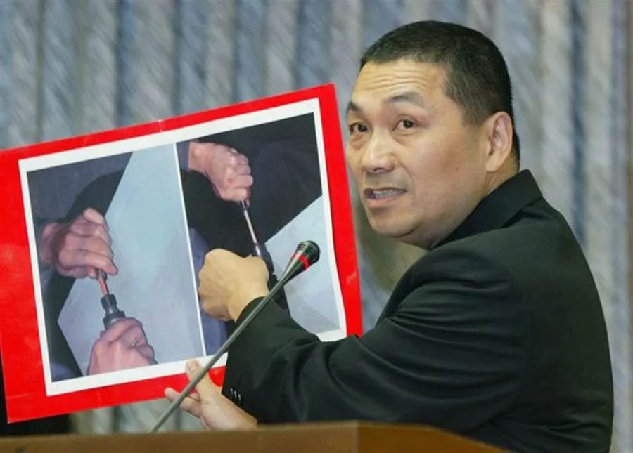 2004年36119枪击案爆发后,已经是台湾刑事警察局局长的侯友宜,担任