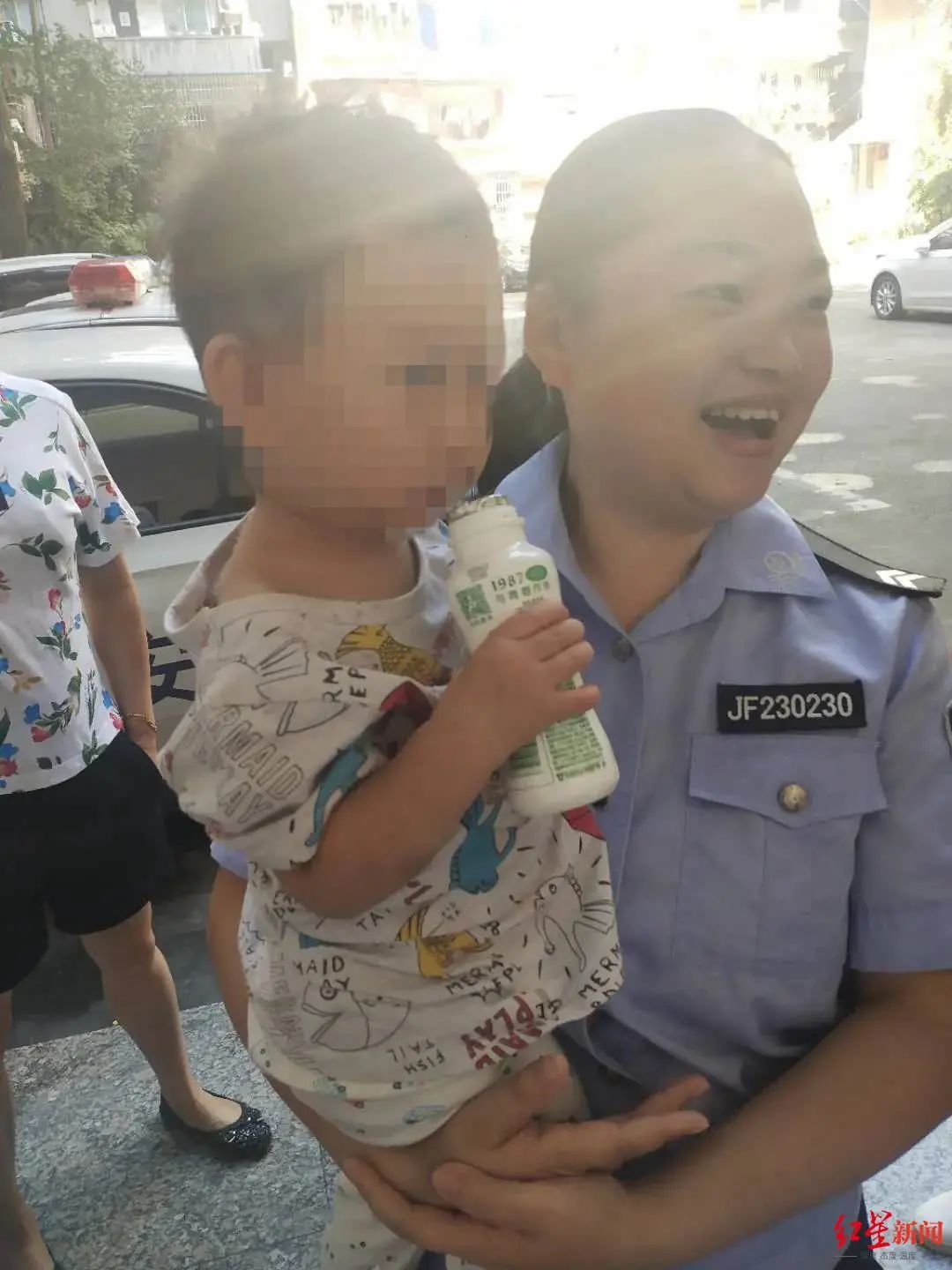 红星新闻|1岁半女孩被遗弃村道边，警方介入调查