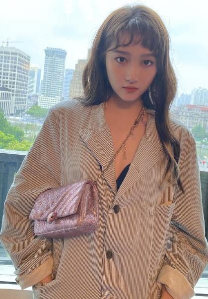 关晓彤齐刘海黑长直造型曝光脸蛋圆润显婴儿肥