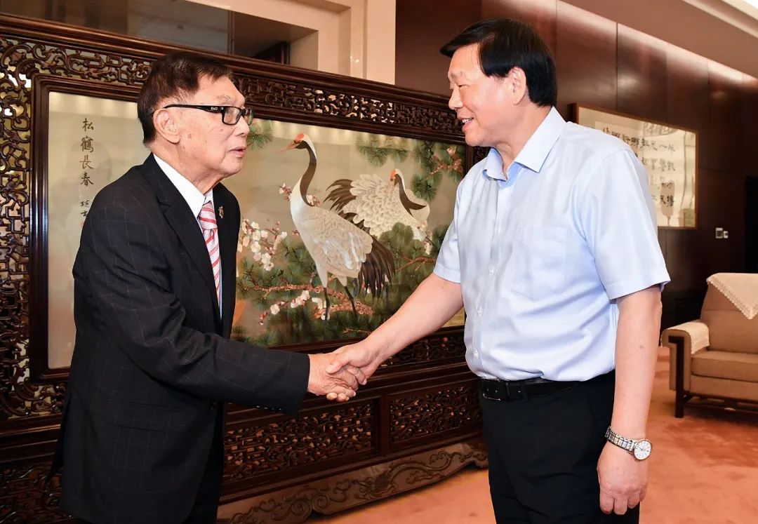 娄勤俭会见张謇先生后人张绪武,强调传承弘扬张謇精神办好人民满意