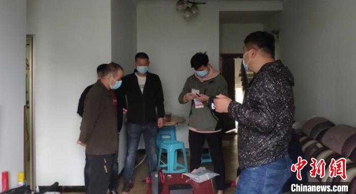 中新网|警方揭秘“绑卡黑洞”:团伙疯狂补卡盗取银行300多万元