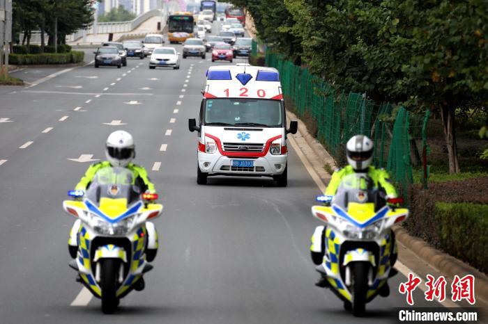 为保证器官处于最佳移植状态，柳州市交警部门开道护送。　李宗亮 摄