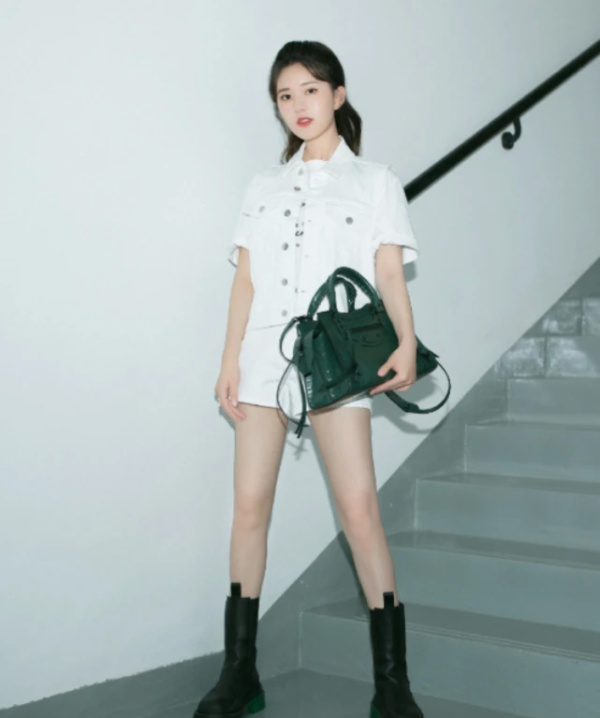 赵露思终于正视自己身材当她穿加长马丁靴这圆规腿很少见