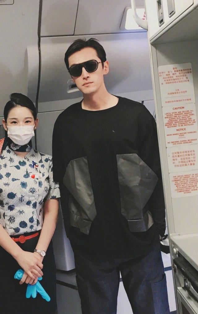 胡歌帅回颜值巅峰绅士造型搭配胡式微笑远处看着都满屏荷尔蒙