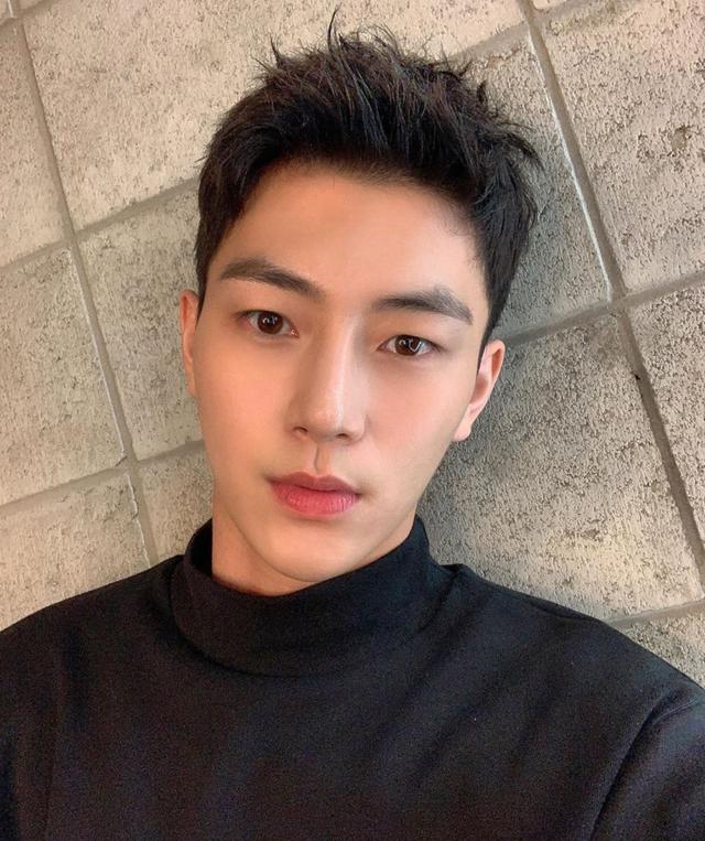 男生的短发并不是非要像寸头发型那么短,稍微保留一点长度,就能够打造