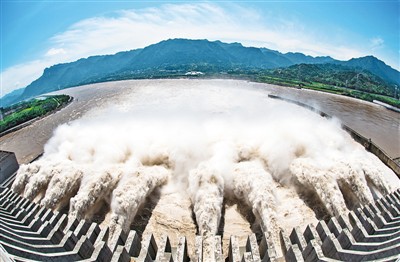 图为8月19日,正开启泄洪深孔泄洪的三峡大坝。郑家裕摄