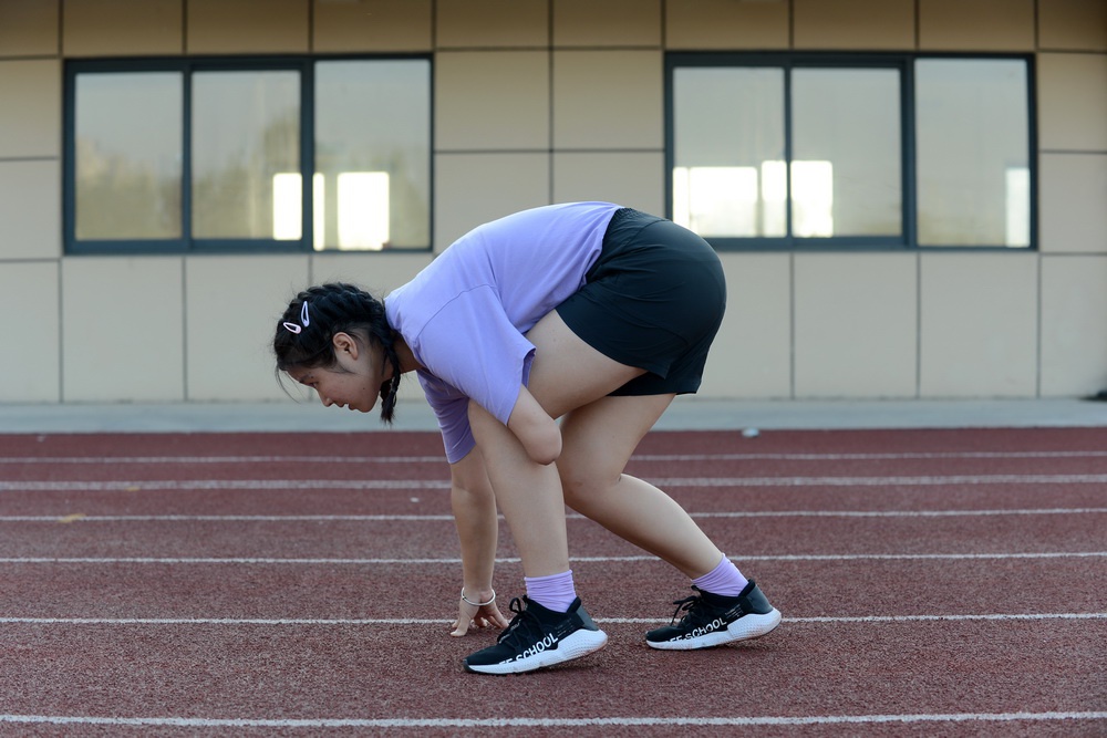 独臂"飞翔"的女孩