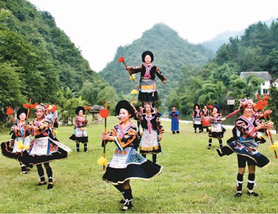 图为下坝卡堡苗族花棍舞表演. 韩德贵摄