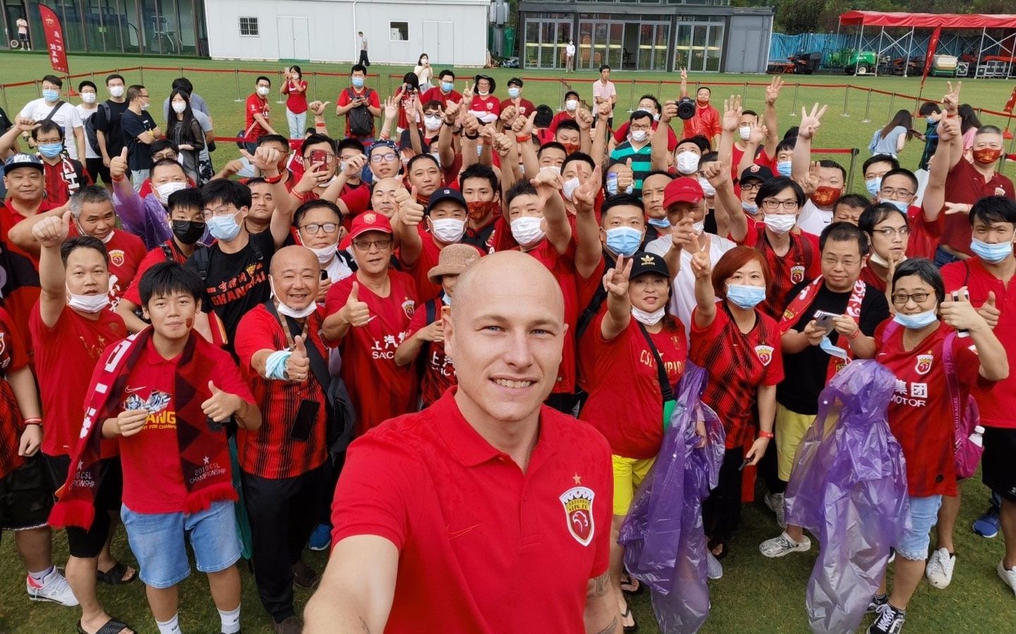 上海上港集团足球俱乐部在世纪公园训练基地为新援亚伦·穆伊举办了