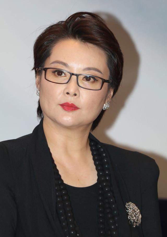 袁立真有魅力穿黑色连衣裙挂3圈佛珠大方优雅富态身材超霸气