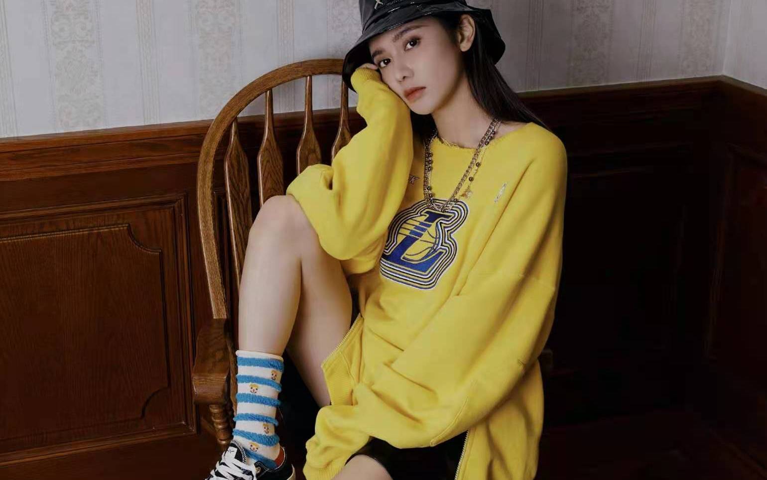 nba女主播美娜晒美照,庆祝元旦,身材苗条,超短裤遮不住屁股!