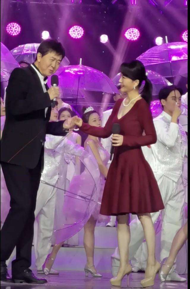 任静再唱成名曲这条红裙又出现了上节目穿几次也太寒酸了