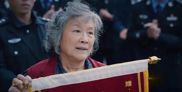 尤为吸引观众眼球,为了替儿子鸣冤张雪娥大闹"十大法治人物"表彰大会