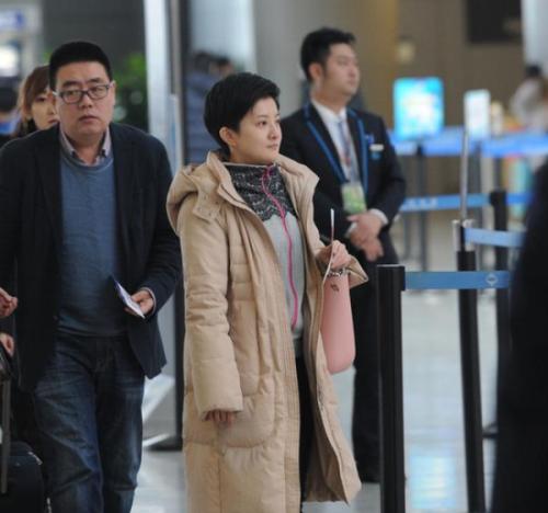 金铭挽手郭德纲合影穿针织西装很知性但这短发大妈感太强了