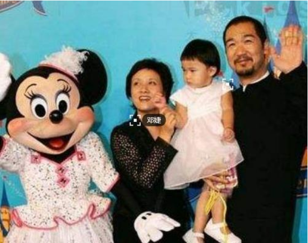 63岁张国立"老来得子",一家五口合照流出|张国立|邓婕|一家五口_新浪