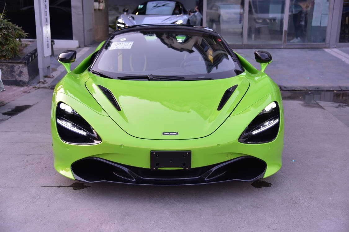 720s可谓迈凯伦超级跑车系列在设计语言方面的巨大变革,泪珠状的玻璃