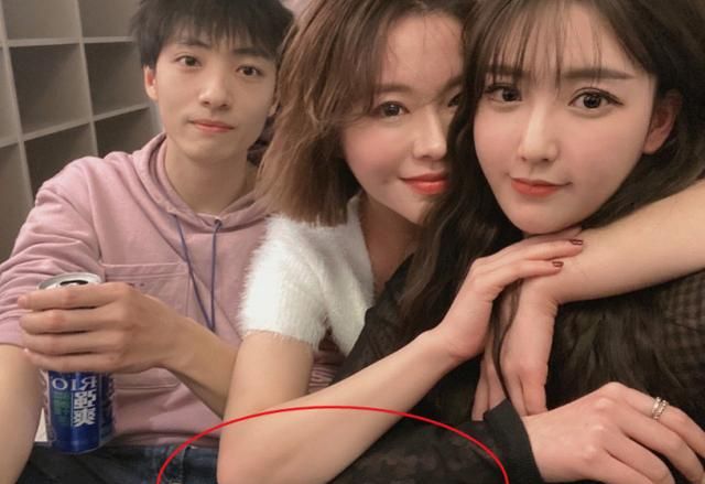 心动的信号:郑琴心男友同跨年,手放的位置太隐私,花式官宣太甜