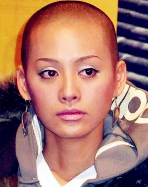 娱乐圈3个光头美女,张馨予宁静咸鱼翻身,她却被8亿观众抵制