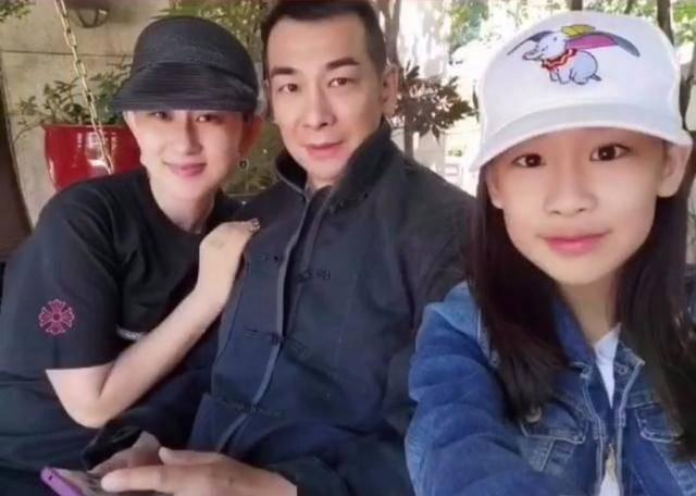 赵文卓晒一家五口合照,大女儿更像妈,曾被曝一年学费要150万