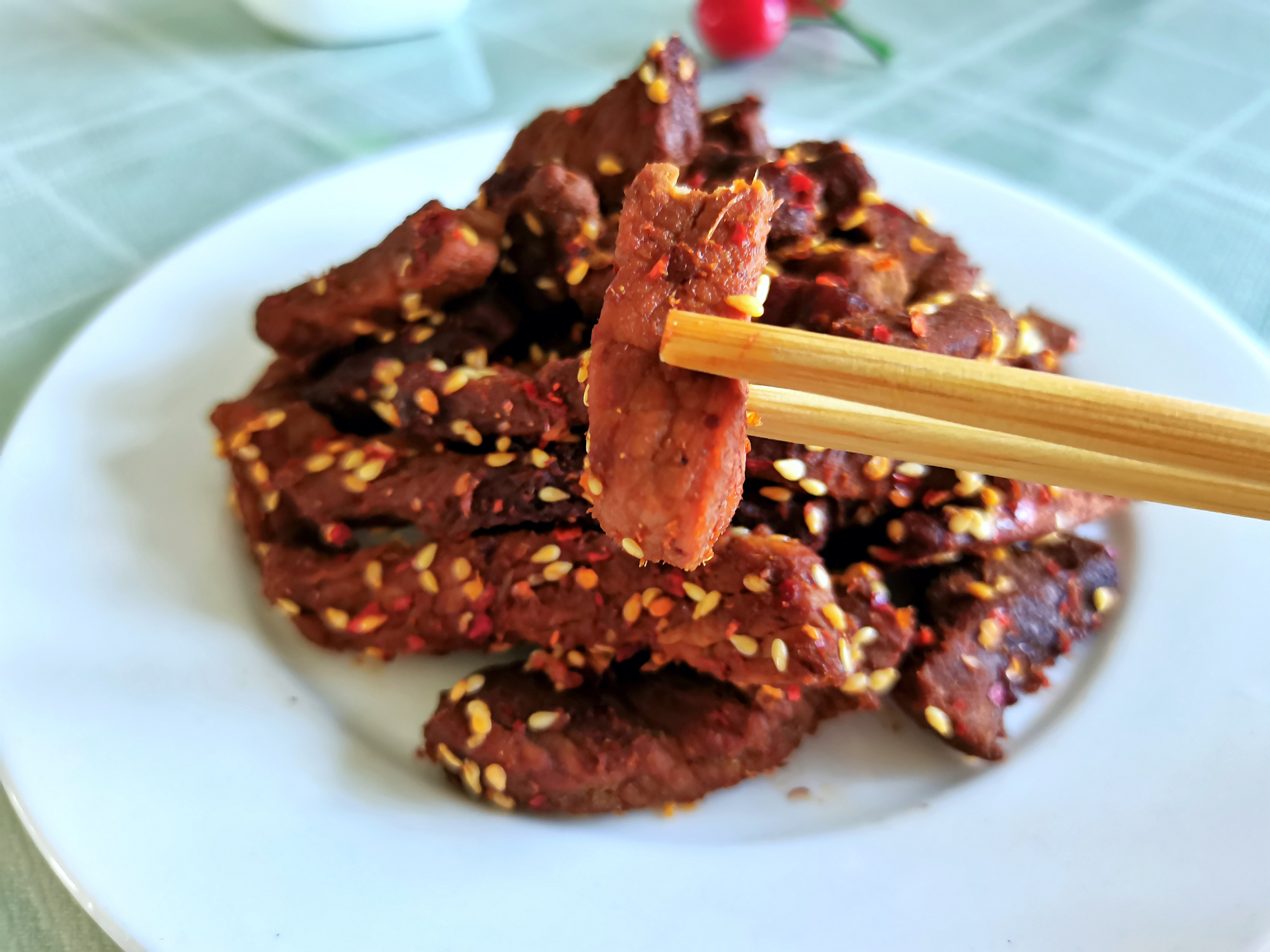 第4道:香酥牛肉干煎锅里放适量油,油热后放入腌制好的鸡排,煎至两面金