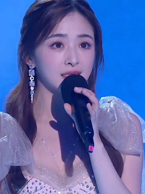 张含韵央视跨年舞台状态和气质好绝啊!_手机新浪网