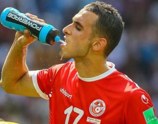 运动员喝饮料,为何会立马吐出来?这种饮料常人难得一见!