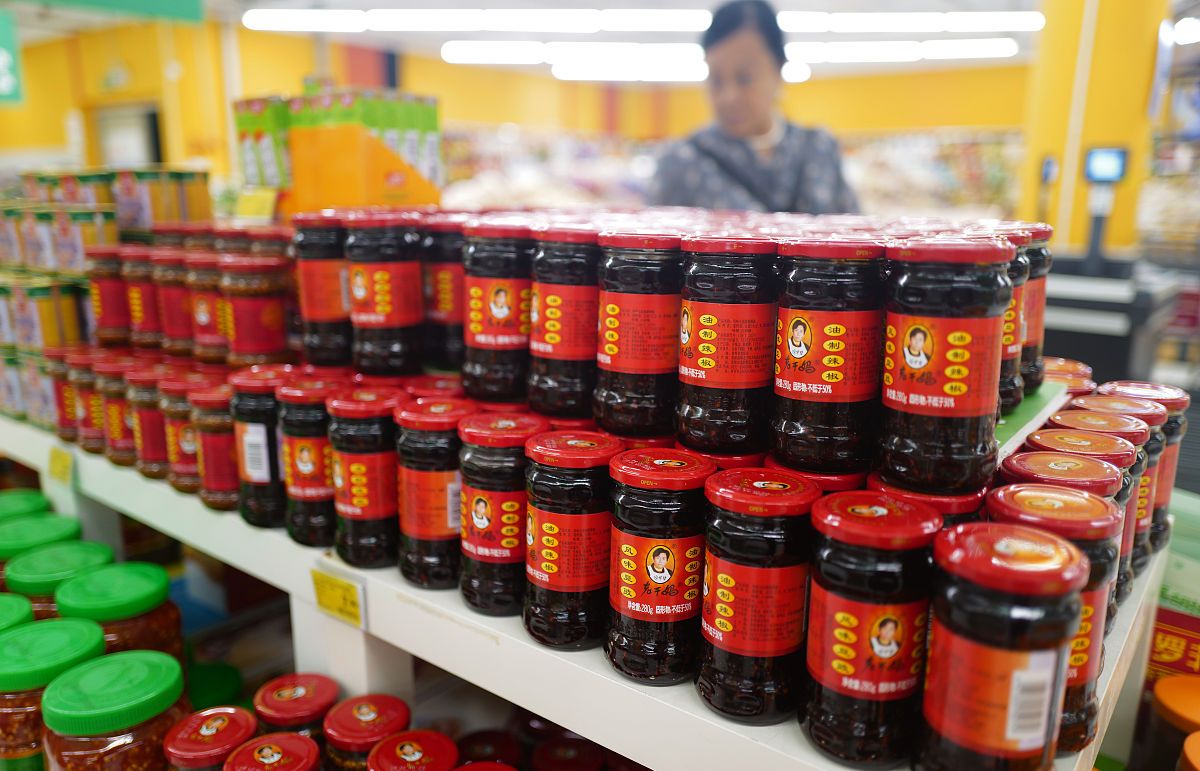 老干妈的俩儿子怎么了?老二改配方坏口碑,老大公司获19次限消令